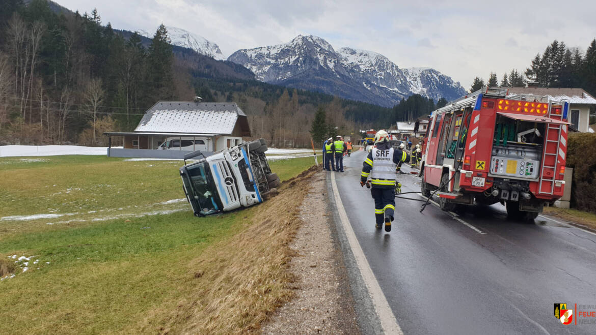 Verkehrsunfall LKW und PKW – Lenker im Fahrzeug eingeklemmt
