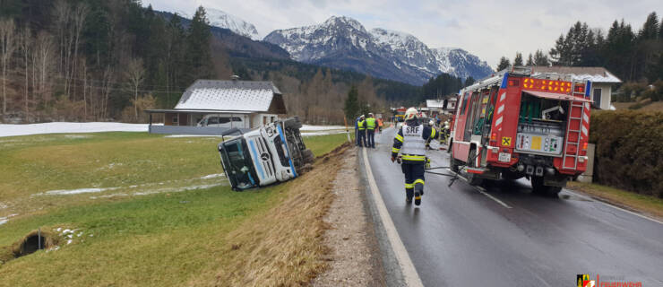 Verkehrsunfall LKW und PKW – Lenker im Fahrzeug eingeklemmt
